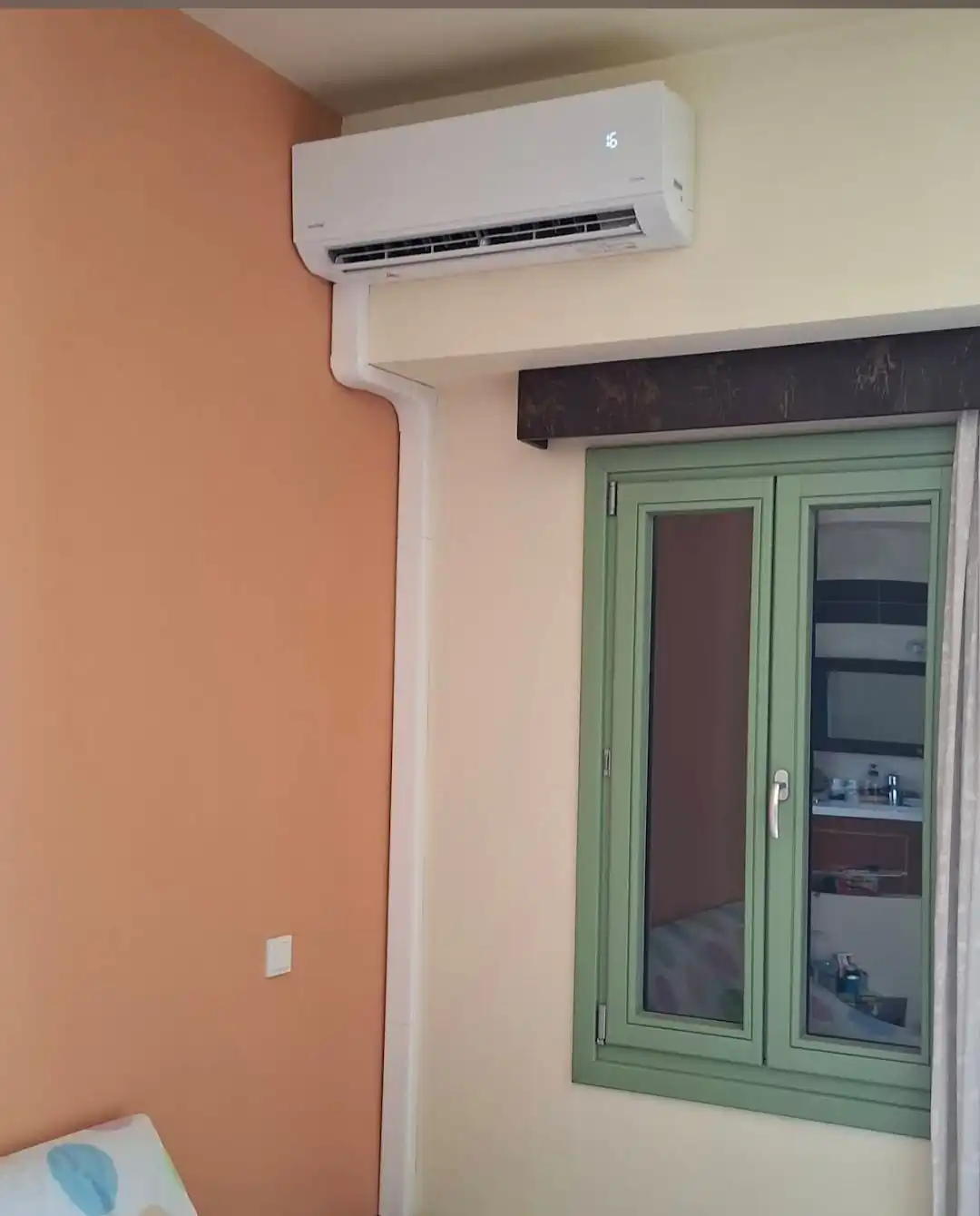 Εσωτερική μονάδα κλιματιστικού σε δωμάτιο